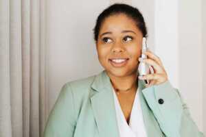 Femme au téléphone sourit, ravie du son haut de gamme RCS