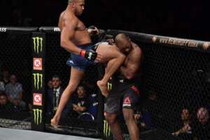 2 combattants MMA dans l'octogone, à voir en exclu sur RMC Sport via l'abonnement promo à 9€ le mois