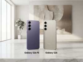 Deux smartphones Samsung Galaxy S26 FE et Galaxy S26 posés sur une table en marbre dans un intérieur.