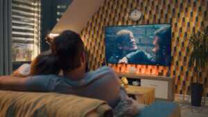 Un couple regarde Canal+