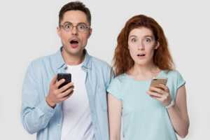 Couple très surpris car 2 opérateurs offrent déjà leur appli TV sur smartphone avec un forfait mobile