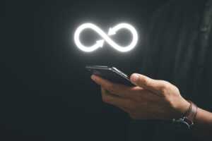 Smartphone sur find noir avec symbole de l'infini au-dessus, car 3 forfaits avec Internet illimité