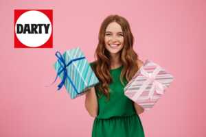 Femme avec 2 cadeaux dans les mains et logo Darty, car iPhone 16 avec 100€ de bonus reprise