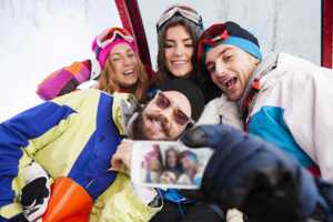 Selfies amis contents au ski en 5G avec Orange
