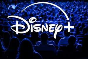Milliers de gens dans le noir qui regardent Disney+, car bientôt 10 millions d'abonnés en France