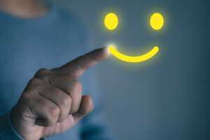 Doigt dessine un smiley jaune, car super forfait Auchan Télécom avec 30Go de 4G à moins de 5€, et la SIM à 1€