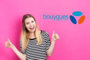 Femme en marinière sur fond rose avec logo de Bouygues Telecom, pouces levés, ravie de la promo 150 Go de 5G à moins de 11€ chez B&YOU