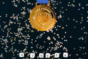 Médaille d'or "Winner" sur fond noir, car SFR élu meilleur réseau mobile de France en 2024