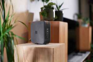 Modem de la Livebox Max dans le salon, le meilleur abonnement Internet d'Orange