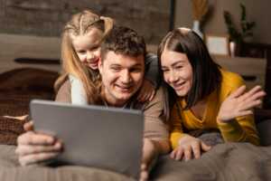 Homme et ses 2 filles devant PC et streaming, encore à 1€ la plateforme avec une Livebox Max d'Orange