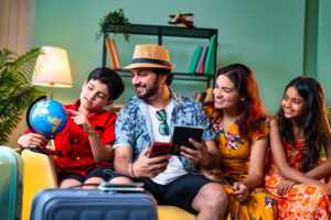 Famille avec valises dans salon prête pour partir en voyage avec nouveau forfait Free Max