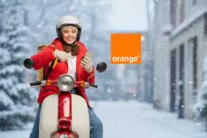 Femme assise sur scooter montre son smartphone, près du logo d'Orange, car super forfait Sosh de 100 Go de 4G à moins de 10€