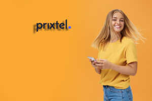Femme sur fond jaune avec smartphone, sourit grâce à son forfait mobile de Prixtel