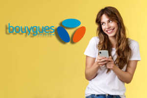 Femme sur fond jaune sourit avec smartphone dans les mains, ravie de son forfait B&You 100 Go à 10€