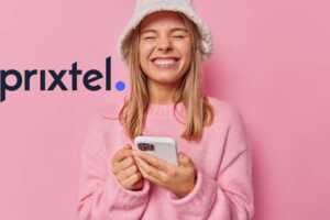 Femme avec bonnet et smartphone sur fond rose avec logo Prixtel sourit, ravie de son forfait big data pas cher