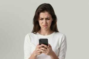 femme smartphone dégoutée