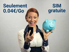 Femme avec tirelire cochon bleue et smartphone sourit, car seulement 0.04€/Go et SIM gratuit chez Lebara
