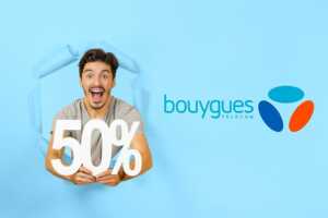 Homme sort du fond bleu en souriant avec logo 50% et Bouygues Telecom, car moitié prix pour les nouveaux connectés à la fibre si abonnement Bbox Must