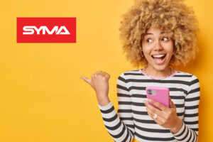 Femme sur fond jaune montre logo de Syma en souriant, ravie du forfait 5G "spécial voyage" de 350G à 15.99€,
