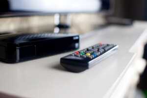 Décodeur TV et sa télécommande, un 2ème gratuit avec SFR ou Orange