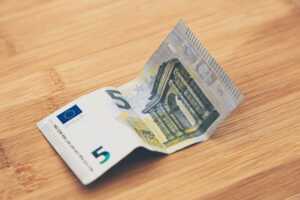 Billet de 5€ sur la table, pour 2 forfaits avec téléphonie illimitée chez Prixtel et Coriolis