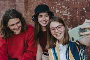 3 ados font un selfie avec leur nouveau smartphone et forfait mobile pour la rentrée