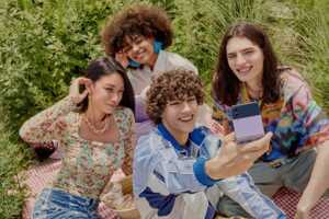 4 jeunes satisfaits de leur opérateur mobile Orange