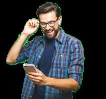 Homme regarde son smartphone en souriant et met buds dans l'oreille, ravit de la baisse de prix du forfait "Le Turbo" de YouPrice