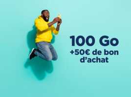 Homme avec smartphone saute de joie, ravi de son forfait 100Go de 5G à 9.99€ + 50€ de bon d'achat chez Cdiscount Mobile