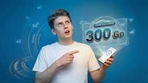 Homme montre son smartphone sur fond bleu avec écrit : "offre exclusive 300Go", dispo chez Cdiscount Mobile pour moins de 9€/mois