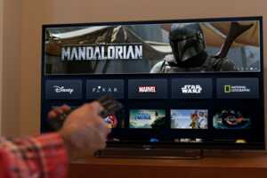 L'interface de Disney+ sur une TV connectée
