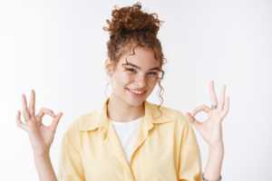 Fille fait signe que tout va bien avec se deux mains, ravie de la fonctionnalité LookUp de Google