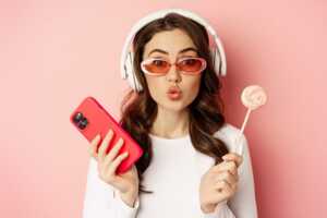 internet-mobile-jeune-fille