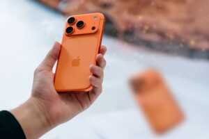 iPhone 17 Pro orange dans la main, facile à financer chez Bouygues Telecom