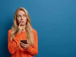 Femme blonde sur fond bleu s'interroge sur le forfait à 1.49€ de NRJ Mobile
