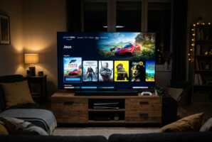 Interface de jeux vidéo affichée sur un écran de télévision.