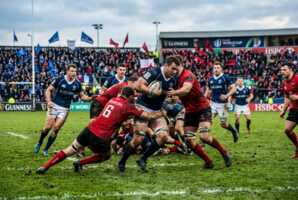 Joueur de rugby en action sur un terrain.