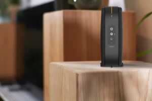 Livebox 7 sur son meuble, proposée avec la Livebox Max d'Orange et 5€ de remise sur 3 plateformes de streaming