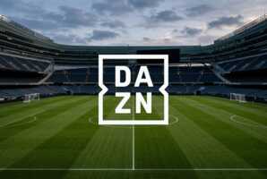 Logo DAZN superposé sur une photographie d'un terrain de football vide.