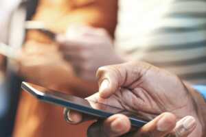 Smartphone dans la main : améliorer ses performances en rangeant correctement ses données