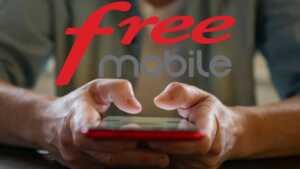 Mains pianotent sur smartphone avec logo Free, car la Série Free embarque deux services exclusifs et gratuits : l'application TV et le VPN intégré