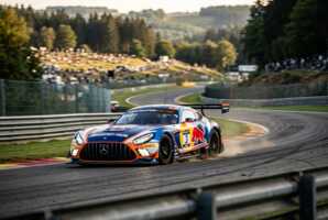 Mercedes-AMG GT3 EVO numéro 3 Verstappen Racing en virage sur un circuit.