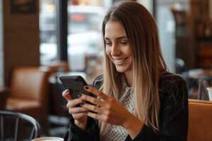 Une femme utilise Samsung Messages