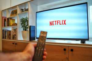 Netflix sur une télévision connectée dans un meuble TV