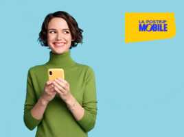 Femme avec smartphone sourit en regardant logo de La Poste Mobile, car codes promo sur les forfaits