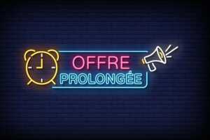 "Offre prolongée" en écriture laser colorée sur fond noir, car toujours 3 mois offerts surs les forfaits sans engagement de La Poste Mobile
