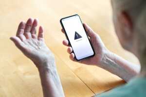 Homme tient son smartphone en panne dans la main