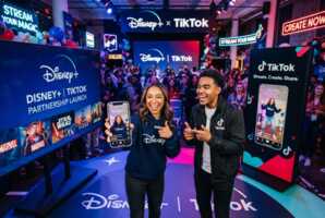 Logo de Disney+ et logo de TikTok côte à côte.