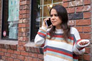 Femme au téléphone dehors, agacée car elle capte mal et ne connait pas la solution VoNR
