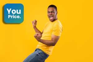 Homme sur fond jaune avec logo YouPrice serre le poing de bonheur car nouveau forfait "Le Splendide" 130 Go à 10€ réseau Orange